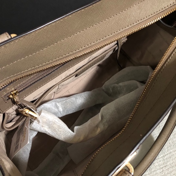 ⚠️ Michael Kors Large Purse ⚠️ - Picture 5 of 9